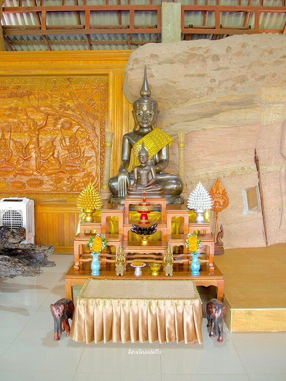 พระพุทธรูปตั้งอยู่ในศาลา