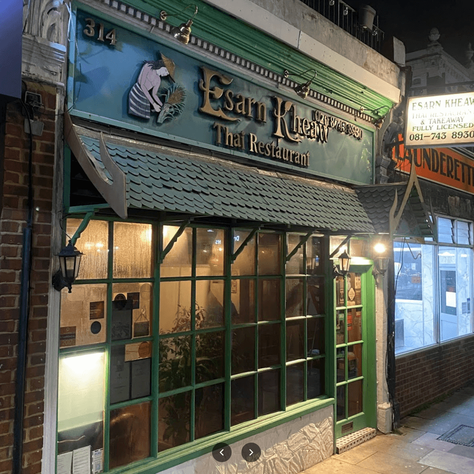 หน้าร้านอีสานเขียว Esarn Kheaw ถ่ายตอนกลางคืน