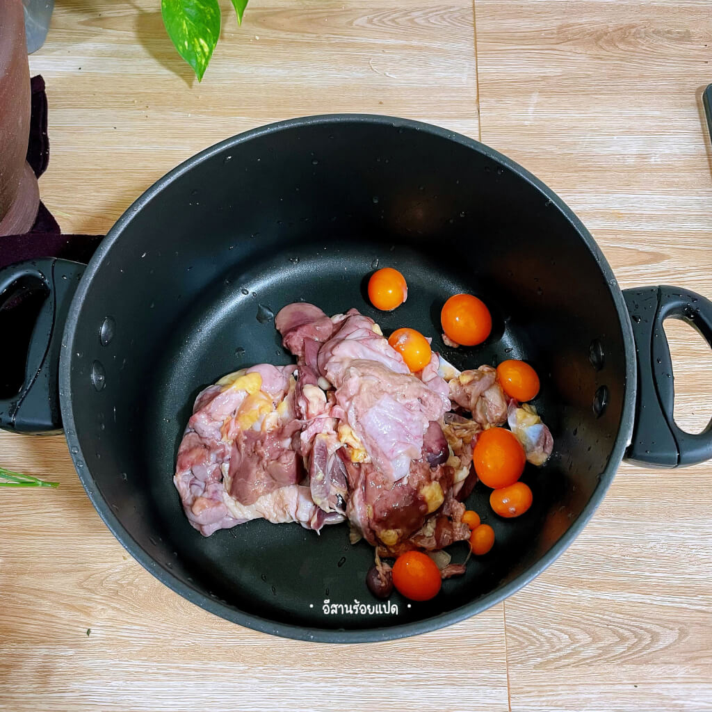 นำเครื่องในไก่ที่เราหั่นไว้ใส่หม้อ