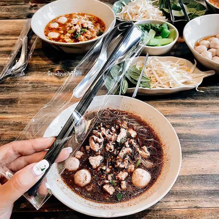 ที่ร้านแพกช้อนและตะเกียบคือดีย์