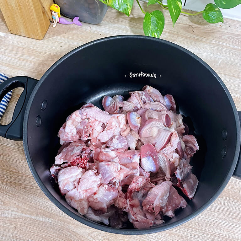 นำไก่ที่สับใส่หม้อ