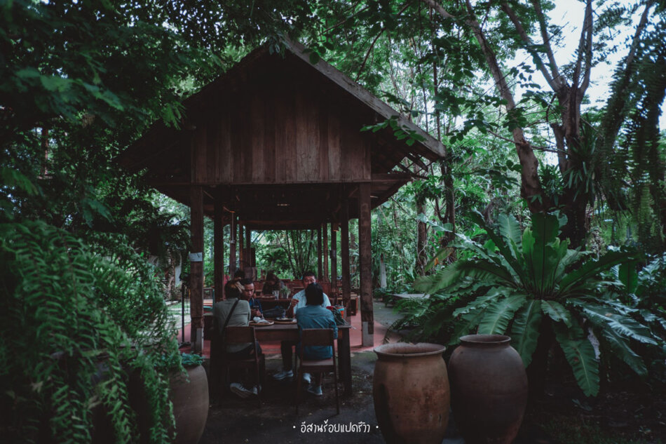 โซนด้านนอกก็มีที่ให้เลือกนั่งเยอะ