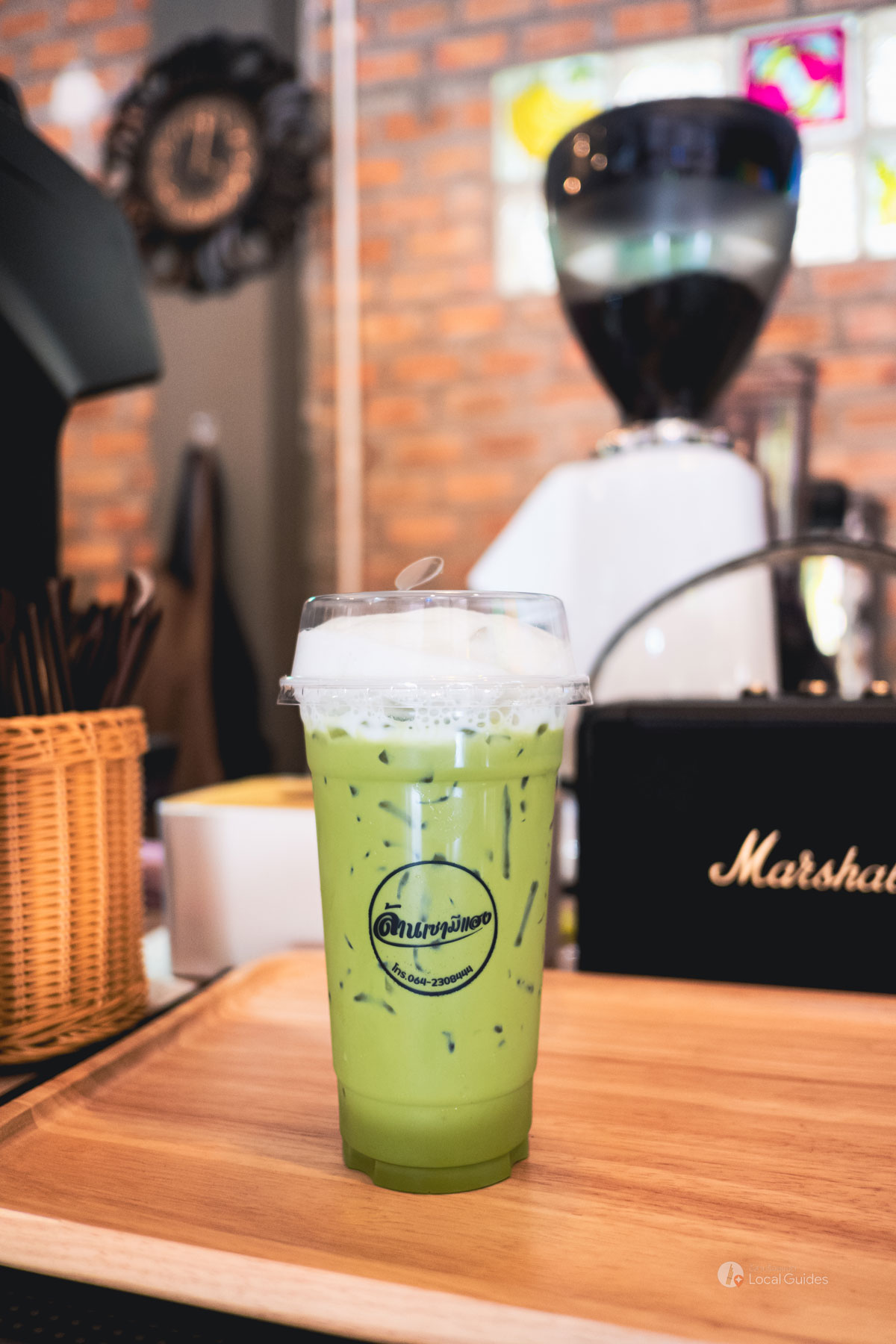 ชาเขียวเย็นอร่อย ๆ (ที่ร้านทำเครื่องดื่มดีเลยไม่หวานมาก มัน ๆ รสชาติดีย์เลย)