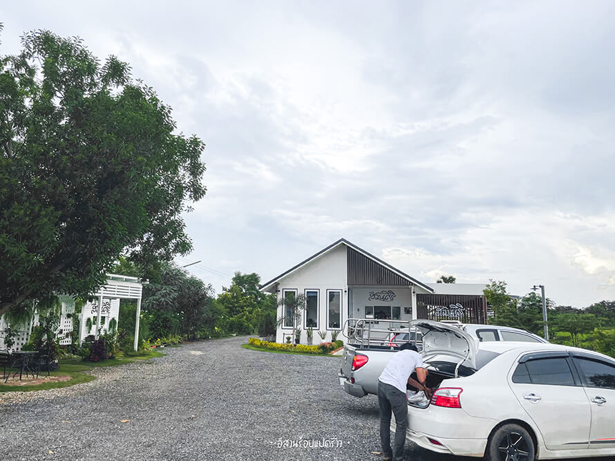 มีที่ให้จอดรถทั้งหน้าร้านและหลังร้าน
